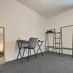 Stott House - Bright Spacious Townhouse 15 Minutes To Central Manchester With Free Parking